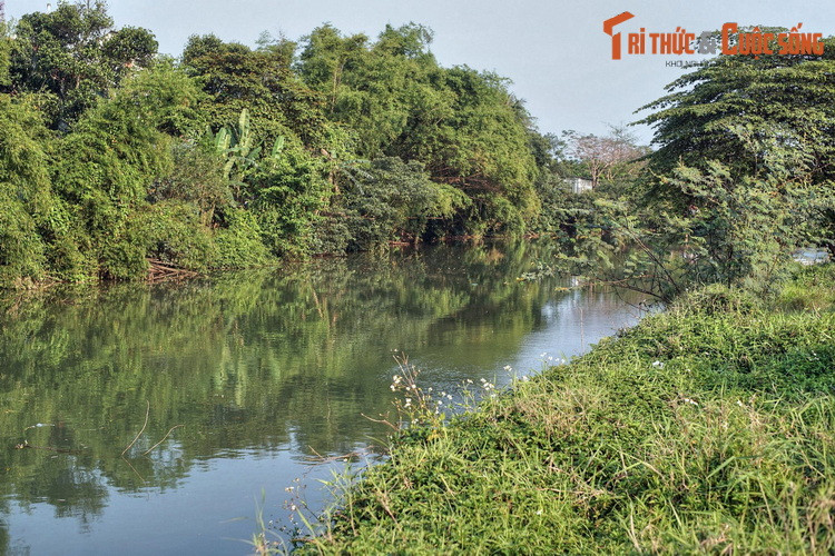 Về mặt địa lý, sông có chiều dài 5,5 km, bắt đầu từ sông Hương ở khu vực cầu Bạch Hổ, chảy dọc mặt Tây Kinh thành, nối với sông Bạch Yến rồi đổ vào Cửa Hậu ở mặt Bắc Kinh thành.