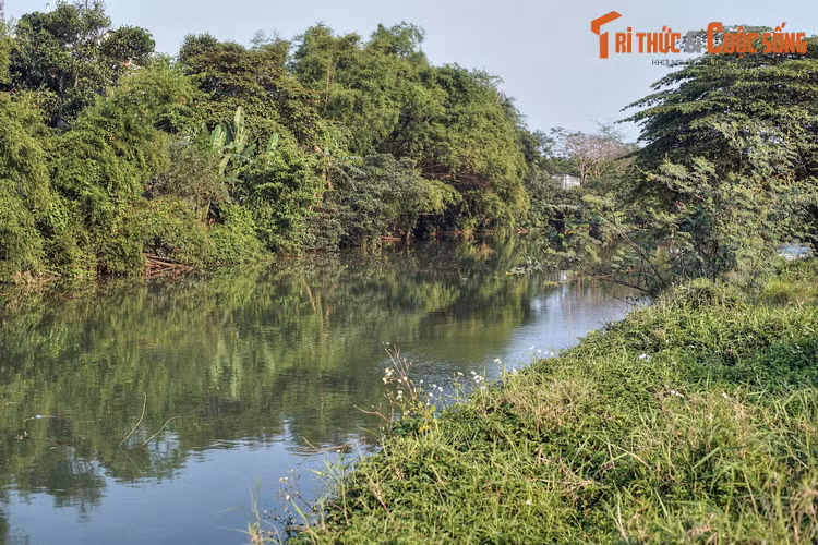 Về mặt địa lý, sông có chiều dài 5,5 km, bắt đầu từ sông Hương ở khu vực cầu Bạch Hổ, chảy dọc mặt Tây Kinh thành, nối với sông Bạch Yến rồi đổ vào Cửa Hậu ở mặt Bắc Kinh thành.