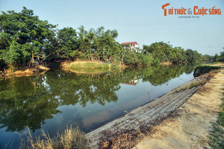 Thuở ban đầu, dọc bờ sông Kẻ Vạn có các trại thuỷ quân, có âu thuyền cho chiến thuyền neo đậu và các công xưởng để tu sửa định kỳ các loại thuyền bè.