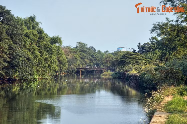 Sông được đào vào năm 1814-1815, dưới thời vua Gia Long, còn được gọi là Hữu Hộ Thành hà (dòng sông bảo vệ cánh phải của Kinh thành).