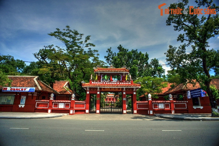 3. Thành lập vào năm 1896, trường Quốc Học Huế là một trong những ngôi trường lâu đời và nổi tiếng nhất Việt Nam. Khi mới ra đời, trường có tên là Pháp tự Quốc học Đường (gọi tắt là Quốc Học).