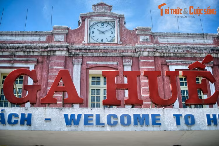 Trong hơn một thế kỷ tồn tại, ga Huế đã in dấu chân của rất nhiều nhân vật quan trọng trong lịch sử Việt Nam, đồng thời cũng từng tiếp đón nhiều nhân vật quốc tế nổi tiếng như vua hề Charlie Chaplin, nhà văn Pháp André Malraux, quốc vương Campuchia Sihanouk và hoàng hậu...