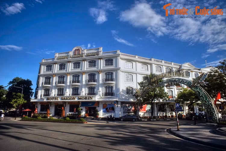3. Khu "phố Tây" của Cố đô Huế là đường Lê Lợi. Chạy dọc bờ Nam sông Hương, đối diện Kinh thành Huế, con đường này tập trung nhiều công trình được xây vào thời thuộc địa của Huế. Ảnh: Khách sạn Saigon Morin trên đường Lê Lợi, có từ năm 1901.