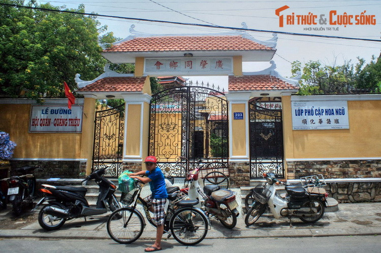 Ngày nay, nhiều công trình kiến trúc đặc sắc của người Hoa vẫn được bảo tồn, trở thành những điểm nhấn cho diện mạo kiến trúc của con đường, đồng thời là di sản kiến trúc quý giá của Huế. Ảnh: Lễ đường hội quán Quảng Triệu trên đường Chi Lăng.