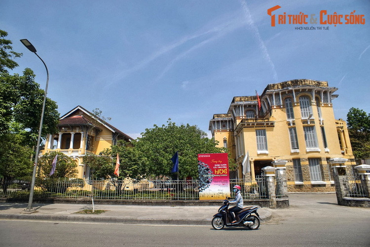 Nằm ở số 23-25 Lê Lợi, trụ sở của Bảo tàng Văn hóa Huế từng là Tòa Công chánh, một trong những công trình kiểu Tây hoành tráng nhất Cố đô Huế thời thuộc địa. Khu dinh thự này gồm hai khối nhà lớn mang kiến trúc Pháp, nằm trong khuôn viên rộng với một mặt giáp sông Hương.