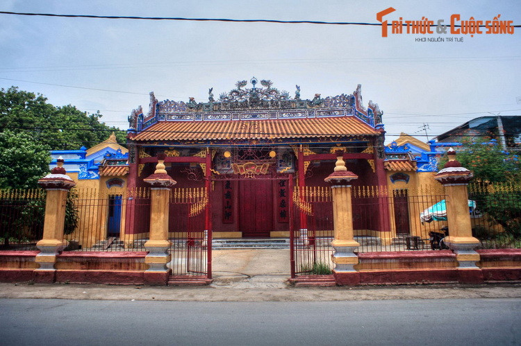 Công trình nổi tiếng nhất trên phố Chi Lăng là đền Chiêu Ứng. Được dựng vào năm 1887, ngôi đền nằm trong khuôn viên rộng khoảng 400 mét vuông, được trang hoàng rất tinh xảo lộng lẫy bởi bàn tay của những nghệ nhân đến từ đảo Hải Nam ở Trung Quốc.