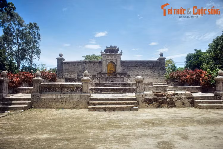 Câu này có nghĩa là: Cù Bạc (vùng đất xưa thuộc tổng An Cựu, huyện Hương Thủy, phủ Thừa Thiên) là xứ có sẵn vị trí mà nếu chọn làm huyệt mộ thì con cháu đời đời xênh xang công hầu khanh tướng.