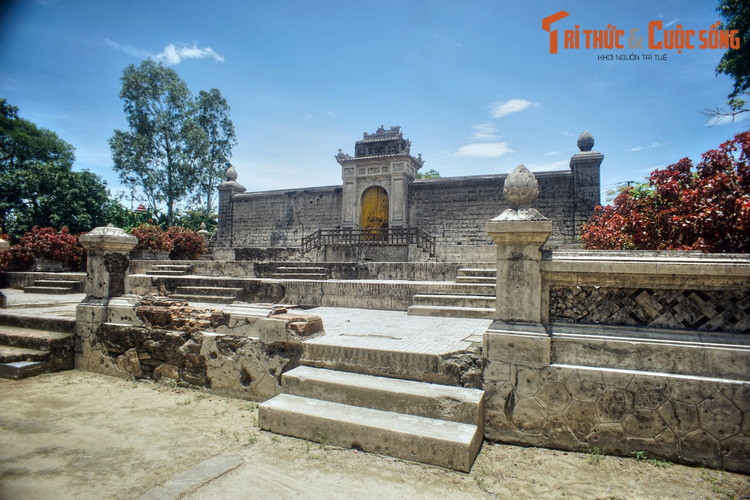 Tại khoảng đất tốt được lựa chọn, vua Khải Định đã cho xây lăng Vạn Vạn, khu lăng mộ bề thế làm nơi an nghỉ cho bậc thân mẫu của mình.