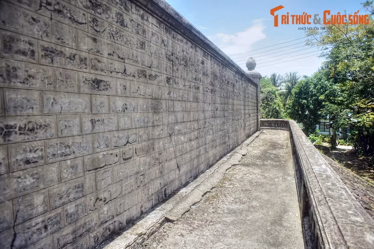 Được coi là công trình đẹp và có quy mô hoành tráng bậc nhất trong các lăng mộ của phụ nữ hoàng tộc Nguyễn, lăng Vạn Vạn đã được công nhận là di tích kiến trúc nghệ thuật cấp quốc gia của Việt Nam.