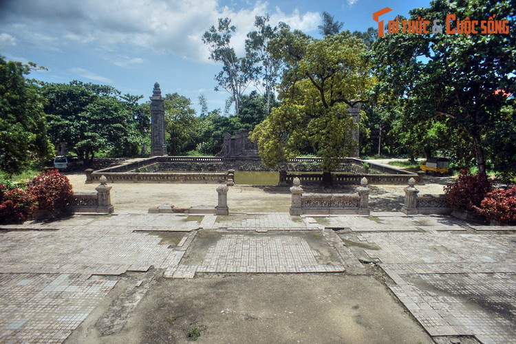 Đó là nguyên nhân khiến dân gian tạo nên địa danh Vạn Vạn. Lăng bà Tiên Cung, tức Tư Thông lăng, là lăng Vạn Vạn. Xóm ven sông An Cựu dẫn tới lăng này là xóm Vạn Vạn.