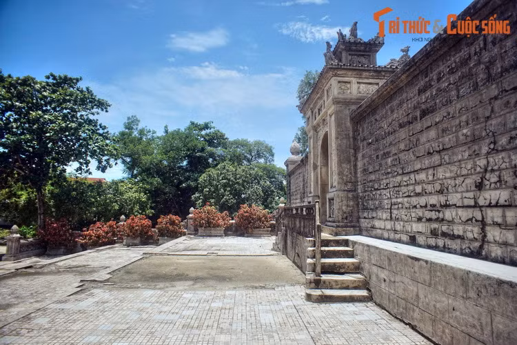 Còn phần đất tốt được chọn để xây lăng cho cha mẹ của vua, triều đình gọi là “Vạn vạn niên cát cục” hoặc “Vạn vạn niên cát địa”. Phần đất tốt được chọn để xây lăng cho bà nội của vua thì gọi là “Vạn vạn niên đại cát cục” hoặc “Vạn vạn niên đại cát địa”.