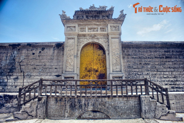 Theo tác giả Phanxipăng, xưa kia khoảnh đất tốt được chọn để xây lăng vua được triều đình gọi là “Vạn niên cát cục” hoặc “Vạn niên cát địa”. Ấy là xuất xứ địa danh Vạn Niên được dùng chỉ khu vực Khiêm lăng (tức lăng Tự Đức),