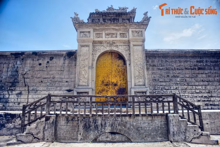 Theo tác giả Phanxipăng, xưa kia khoảnh đất tốt được chọn để xây lăng vua được triều đình gọi là “Vạn niên cát cục” hoặc “Vạn niên cát địa”. Ấy là xuất xứ địa danh Vạn Niên được dùng chỉ khu vực Khiêm lăng (tức lăng Tự Đức),