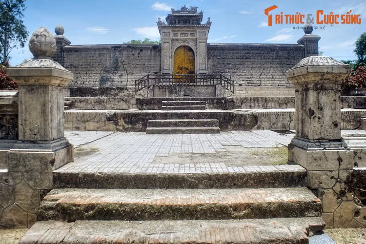 Tên gọi lăng Vạn Vạn cũng mang yếu tố phong thủy rõ nét. Theo đó, lăng bà Tiên Cung được triều đình gọi Tư Thông lăng. Mặc dù tên chính thức như vậy, song đại đa số dân chúng vẫn quen gọi công trình này là lăng Vạn Vạn.