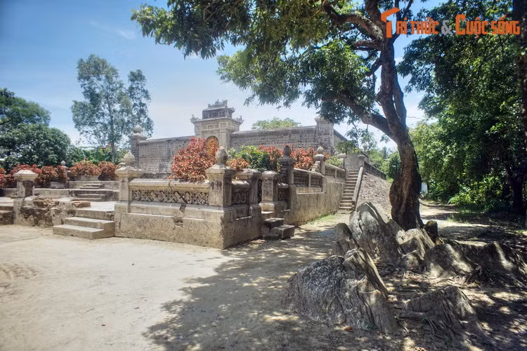 Cụ thể, dưới thời vua Khải Định, các thầy địa lý triều đình nhà Nguyễn đã cất công tìm một nơi phù hợp với một truyền ngôn địa phương: “Cù Bạc nhất xứ huyệt, Công hầu đợi đợi bất tuyệt”.