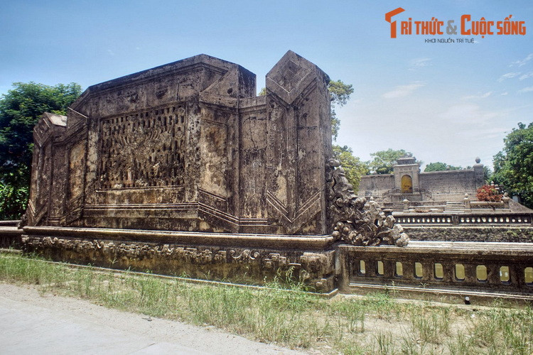 Nằm tại phường An Đông của TP Huế, lăng Vạn Vạn hay Tư Thông lăng là nơi an nghỉ của Hựu Thiên Thuần hoàng hậu Dương Thị Thục (1868 – 1944), thường được gọi bà Tiên Cung. Bà là vợ hai của vua Đồng Khánh, mẹ đẻ của vua Khải Định.