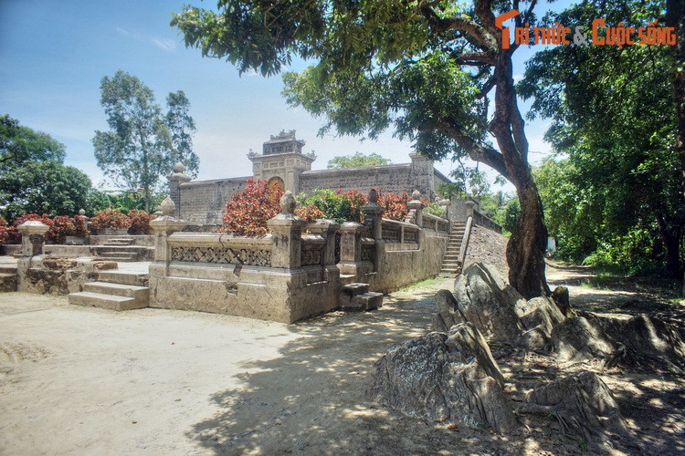 Cụ thể, dưới thời vua Khải Định, các thầy địa lý triều đình nhà Nguyễn đã cất công tìm một nơi phù hợp với một truyền ngôn địa phương: “Cù Bạc nhất xứ huyệt, Công hầu đợi đợi bất tuyệt”.