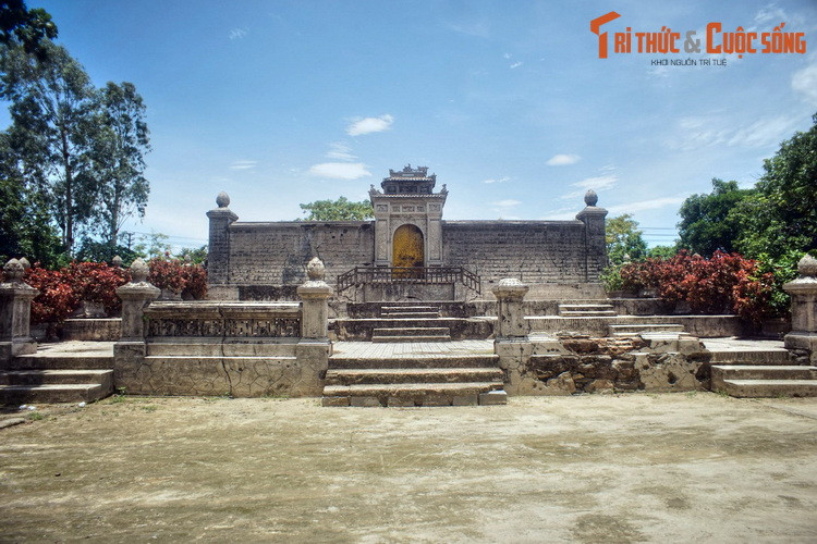 Câu này có nghĩa là: Cù Bạc (vùng đất xưa thuộc tổng An Cựu, huyện Hương Thủy, phủ Thừa Thiên) là xứ có sẵn vị trí mà nếu chọn làm huyệt mộ thì con cháu đời đời xênh xang công hầu khanh tướng.