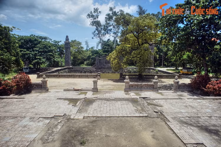 Đó là nguyên nhân khiến dân gian tạo nên địa danh Vạn Vạn. Lăng bà Tiên Cung, tức Tư Thông lăng, là lăng Vạn Vạn. Xóm ven sông An Cựu dẫn tới lăng này là xóm Vạn Vạn.