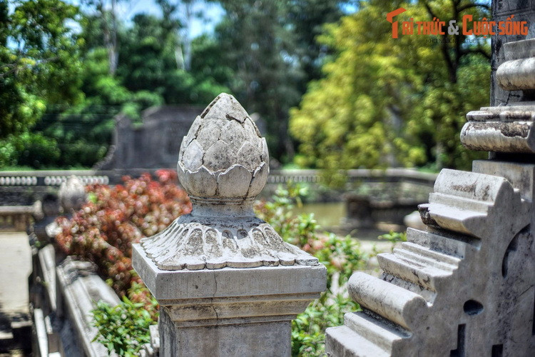 Về mặt kiến trúc, lăng Vạn Vạn có kiểu cách tương tự lăng Thánh Cung nhưng khuôn viên rộng hơn, hệ thống các công trình được bảo tồn nguyên vẹn hơn.