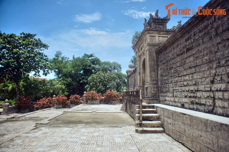 Còn phần đất tốt được chọn để xây lăng cho cha mẹ của vua, triều đình gọi là “Vạn vạn niên cát cục” hoặc “Vạn vạn niên cát địa”. Phần đất tốt được chọn để xây lăng cho bà nội của vua thì gọi là “Vạn vạn niên đại cát cục” hoặc “Vạn vạn niên đại cát địa”.