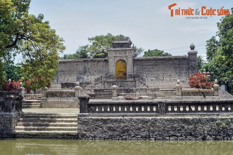 Đây là một lăng mộ hoàng tộc Nguyễn hiếm hoi nằm ở đồng bằng thay vì các vùng đồi núi phía Nam Kinh thành Huế. Theo tác giả Phanxipăng (Tạp chí Tài hoa trẻ, số 264, năm 2003), vị trí đặc biệt của lăng Vạn Vạn liên quan đến một thuyết phong thủy cổ xưa.