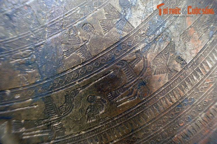 36 con chim ở vành 10 của trống đồng Ngọc Lũ thể hiện 36 đơn vị tuần và đó chính là độ dài 1 năm, gồm 360 ngày.