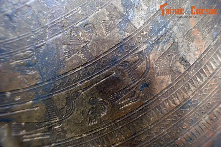 36 con chim ở vành 10 của trống đồng Ngọc Lũ thể hiện 36 đơn vị tuần và đó chính là độ dài 1 năm, gồm 360 ngày.