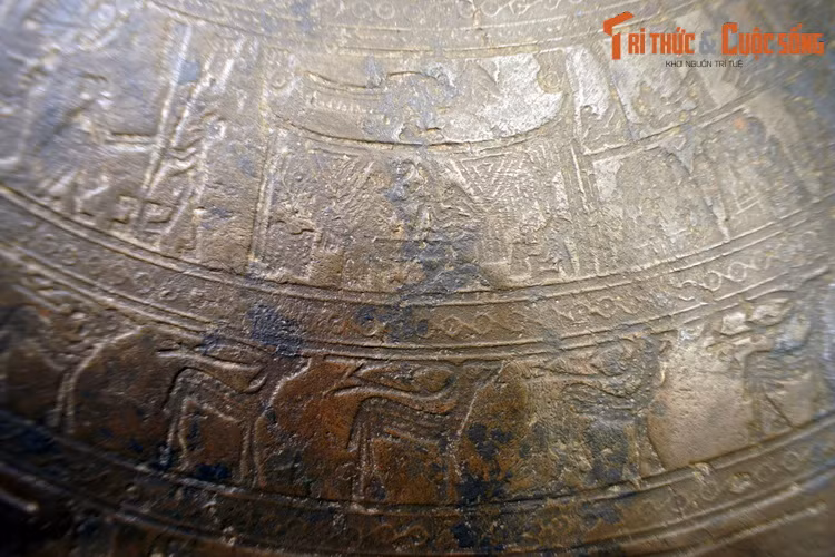 Lấy trống đồng Ngọc Lũ làm đối tượng phân tích, trên mặt trống có vành chạm khắc cảnh sinh hoạt rất sinh động, tác giả này cho rằng, các hình này có thể chia làm 10 nhóm, ứng với 10 ngày “mồng”, mỗi ngày lại có một hoạt động đặc trưng.