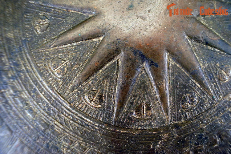 Số lượng và sự bài trí các hình tượng trên mặt trống đồng Ngọc Lũ và các trống đồng Đông Sơn đã biết có một số sự khác biệt. Có thể điều này phản ánh những sự điều chỉnh nhằm giảm bớt sai lệch trong cách tính lịch của người xưa sau nhiều năm quan sát.