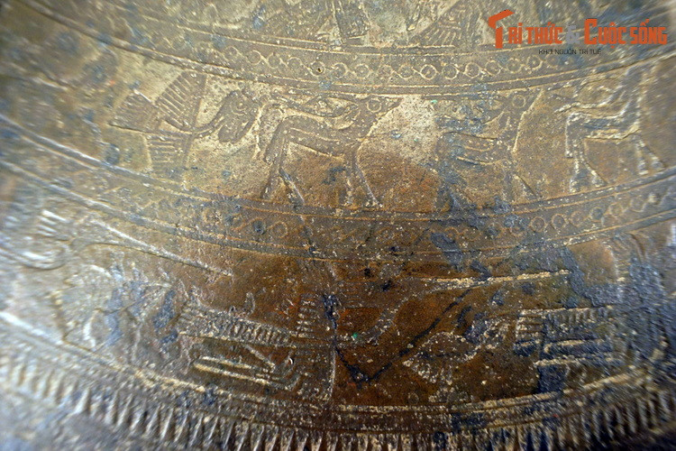 Vành 8 của trống đồng Ngọc Lũ chia làm 4 nhóm chim và hươu, thể hiện 4 quãng thời gian nhỏ trong 1 năm, có thể là quãng thời gian của 4 mùa.