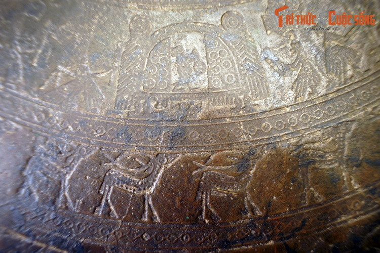 Cụ thể: Mồng 1 – Lễ cầu (hình nhà có 1 người bên trong); Mồng 2 – Giã gạo (hình 3 người); Mồng 3 – Tại gia (hình nhà nhiều người); Mồng 4 – Hội trống (hình 4 người đánh trống); Mồng 5 – Đi săn bắt (hình nhóm 6 người)...