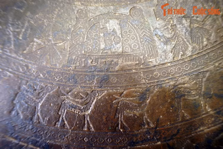 Cụ thể: Mồng 1 – Lễ cầu (hình nhà có 1 người bên trong); Mồng 2 – Giã gạo (hình 3 người); Mồng 3 – Tại gia (hình nhà nhiều người); Mồng 4 – Hội trống (hình 4 người đánh trống); Mồng 5 – Đi săn bắt (hình nhóm 6 người)...