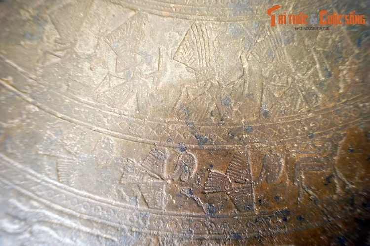 Theo tác giả Đặng Thanh Bình, các hình khắc trên trống Ngọc Lũ chỉ có tính gợi ý về một cuốn lịch, chứ không thể chắc chắn nó là một bộ lịch.