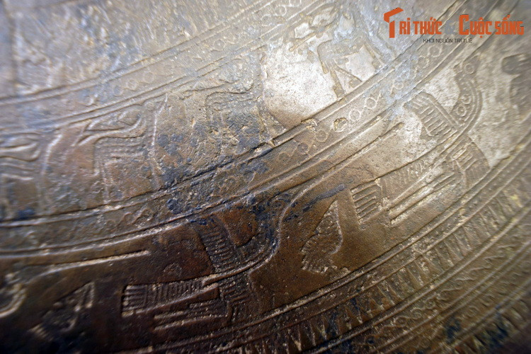 Theo cách tính lịch này, sau một năm sẽ thiếu 5 ngày 6 tiếng, vậy nên ở năm thứ 2 sẽ có thêm 1 mồng. Việc cứ 2 năm có thêm 1 ngày nữa có lẽ liên quan tới hình ảnh con chim bay và con chim đậu.