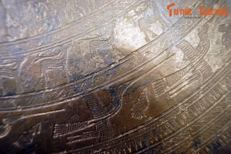 Theo cách tính lịch này, sau một năm sẽ thiếu 5 ngày 6 tiếng, vậy nên ở năm thứ 2 sẽ có thêm 1 mồng. Việc cứ 2 năm có thêm 1 ngày nữa có lẽ liên quan tới hình ảnh con chim bay và con chim đậu.