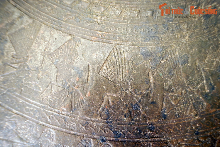 Trên trống đồng Ngọc Lũ có hình ảnh người cầm vật dụng trông như cái đèn lồng, có thể là tượng trưng cho ngày tối, tức là ngày không có trăng, theo như dân gian thì đó là ngày cuối tháng, ngày 29 hoặc 30.