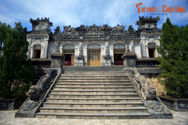 Cung Thiên Định là công trình kiến trúc chính, nằm ở vị trí cao nhất của lăng Khải Định. Đây là một tòa nhà được xây dựng công phu và tinh xảo bằng các vật liệu hiện đại, gồm 3 gian chính và 2 gian chái.