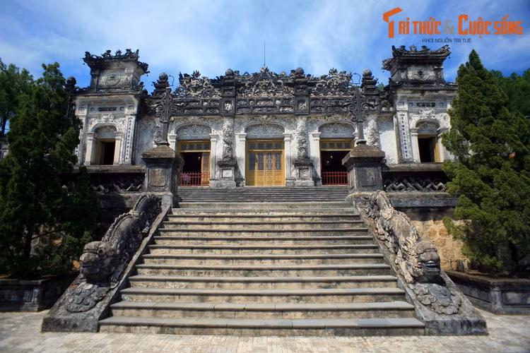 Cung Thiên Định là công trình kiến trúc chính, nằm ở vị trí cao nhất của lăng Khải Định. Đây là một tòa nhà được xây dựng công phu và tinh xảo bằng các vật liệu hiện đại, gồm 3 gian chính và 2 gian chái.