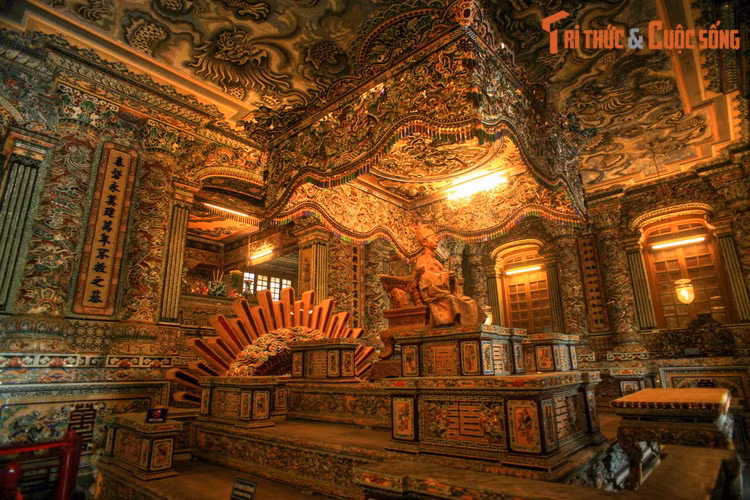 Phần phía trước cung Thiên Định là điện Khải Thành, nơi có án thờ và chân dung vua Khải Định. Sau điện Khải Thành là chính tẩm, nơi đặt mộ vua. Ngôi mộ được trang hoàng lộng lẫy bằng nhiều loại đá quý, trên mộ có pho tượng đồng của vua Khải Định được đúc tại Pháp năm 1920.