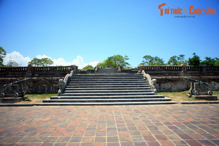 4. Trái với ba công trình đã đề cập ở trên, điện Kiến Trung có một số phận khá hẩm hiu. Đây là một cung điện bề thế trong Hoàng thành, được vua Khải Định cho xây vào năm 1921-1923, cùng thời gian với việc xây lăng, để làm nơi sinh hoạt của vua trong hoàng cung.