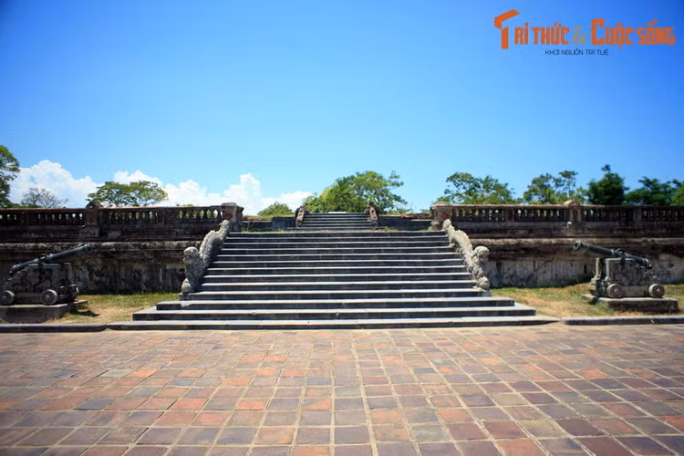 4. Trái với ba công trình đã đề cập ở trên, điện Kiến Trung có một số phận khá hẩm hiu. Đây là một cung điện bề thế trong Hoàng thành, được vua Khải Định cho xây vào năm 1921-1923, cùng thời gian với việc xây lăng, để làm nơi sinh hoạt của vua trong hoàng cung.