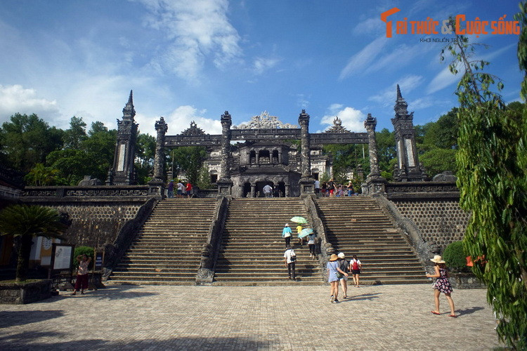 1. Nằm trên triền núi Châu Chữ, xã Thủy Bằng, thành phố Huế, lăng Khải Định còn được gọi là Ứng Lăng, là nơi an nghỉ của vua Khải Định. Công trình này còn khá nguyên vẹn, là một trong những địa điểm hút khách nhất của Di sản thế giới quần thể di tích Cố đô Huế.