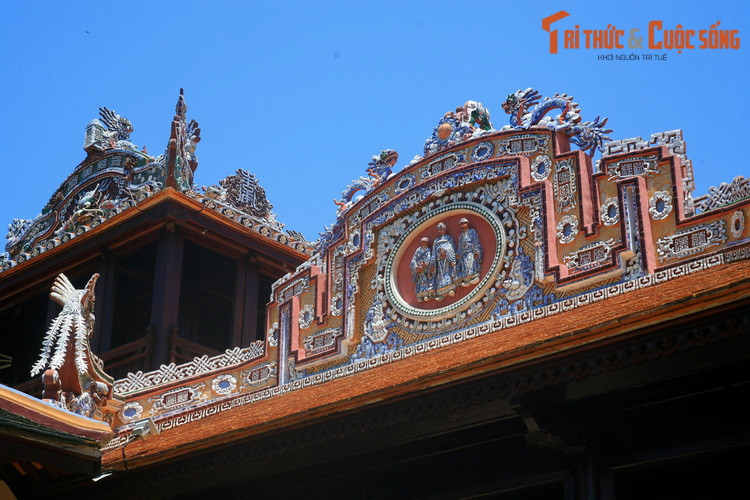 Không chỉ đặc sắc về kết cấu kiến trúc, Thái Bình Lâu còn được coi là một kiệt tác của nghệ thuật khảm sành sứ. Hầu hết các mô típ trang trí ở đây đều là những tác phẩm hết sức có giá trị của nền mỹ thuật Việt Nam.