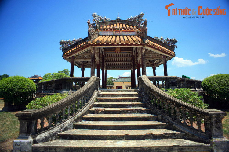 Đáng tiếc rằng cung điện tráng lệ này đã bị phá huỷ trong chiến sự tháng 12/1946, ngày nay chỉ còn sót lại nền điện, các bậc cấp, hàng lan can cùng hai tòa nhà bát giác ở phía trước.