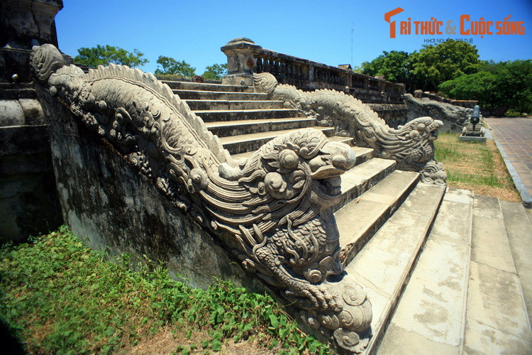 Khi còn nguyên vẹn, điện Kiến Trung là một tòa nhà hai tầng mang phong cách Âu châu gồm kiến trúc Pháp, kiến trúc Phục hưng của Italia pha trộn kiến trúc cổ truyền Việt Nam. Mặt tiền điện có trang trí những mảnh gốm sứ nhiều màu.