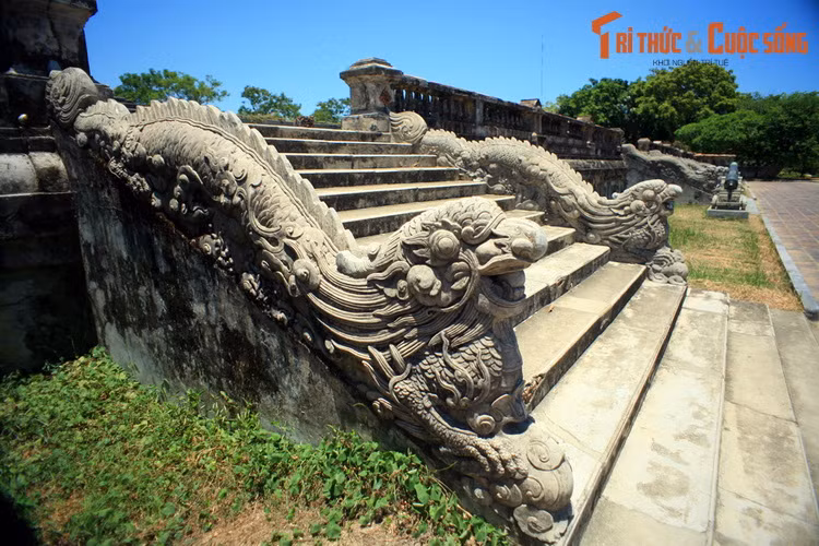 Khi còn nguyên vẹn, điện Kiến Trung là một tòa nhà hai tầng mang phong cách Âu châu gồm kiến trúc Pháp, kiến trúc Phục hưng của Italia pha trộn kiến trúc cổ truyền Việt Nam. Mặt tiền điện có trang trí những mảnh gốm sứ nhiều màu.