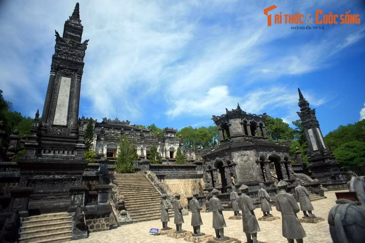 Về tổng thể, lăng là một khối hình chữ nhật vươn lên cao có 127 bậc cấp. Các công trình từ dưới lên gồm cổng chào, sân chầu Bái Đình, Bi Đình và cung Thiên Định. Khu lăng mang kiến trúc pha trộn từ nhiều phong cách khác nhau như Ấn Độ giáo, Phật giáo, Roman...