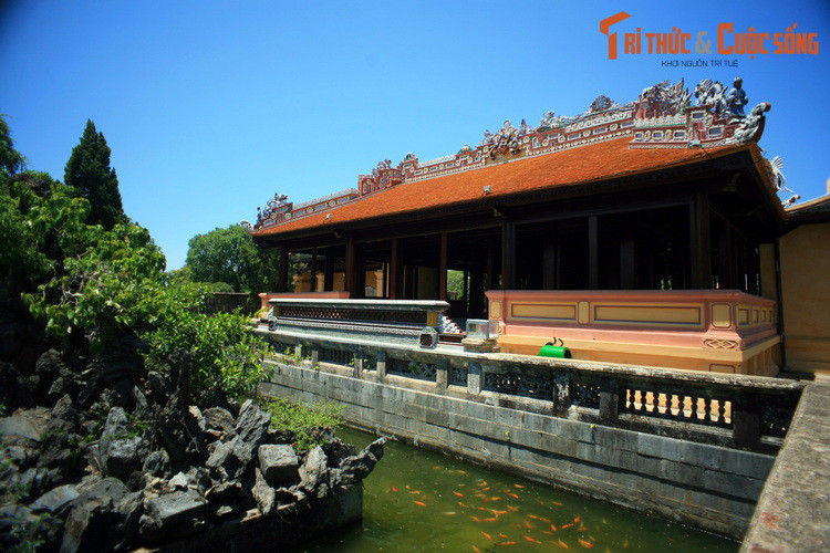 Về tổng thể, Thái Bình Lâu là một công trình kiến trúc có thiết kế độc đáo gồm hai tòa nhà Tiền doanh và Hậu doanh nối kết với nhau. Tiền doanh là một tòa nhà hai tầng được lợp bằng ngói âm dương tráng men hoàng lưu ly. Hậu doanh là một tòa nhà một tầng được lợp bằng ngói liệt tráng men.