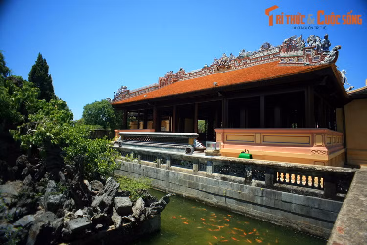 Về tổng thể, Thái Bình Lâu là một công trình kiến trúc có thiết kế độc đáo gồm hai tòa nhà Tiền doanh và Hậu doanh nối kết với nhau. Tiền doanh là một tòa nhà hai tầng được lợp bằng ngói âm dương tráng men hoàng lưu ly. Hậu doanh là một tòa nhà một tầng được lợp bằng ngói liệt tráng men.